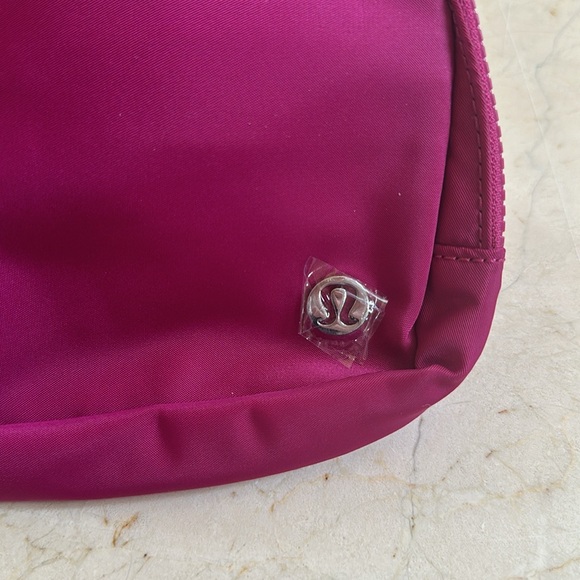 🍋 Lululemon Everywhere Belt Bag in Berry FINAL OFFER - Picture 14 of 16